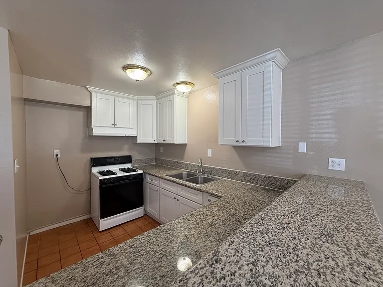 1134 W Stoneridge Ct #D — Photo 6