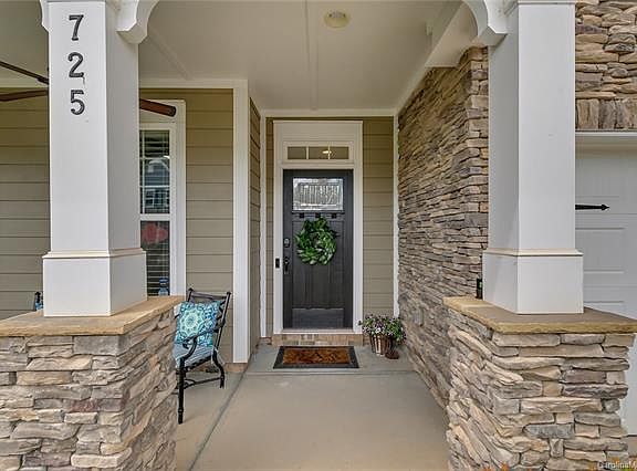 3rd image of 725 Lakeview Dr #105