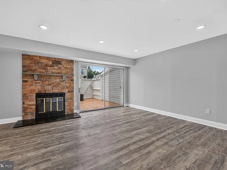 103 Saint Charles Sq — Photo 14