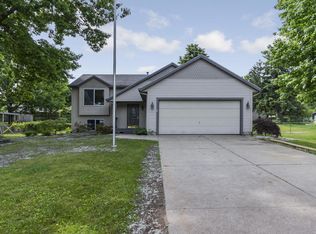 1004 Woodmont St NW, Grand Rapids, MI 49544