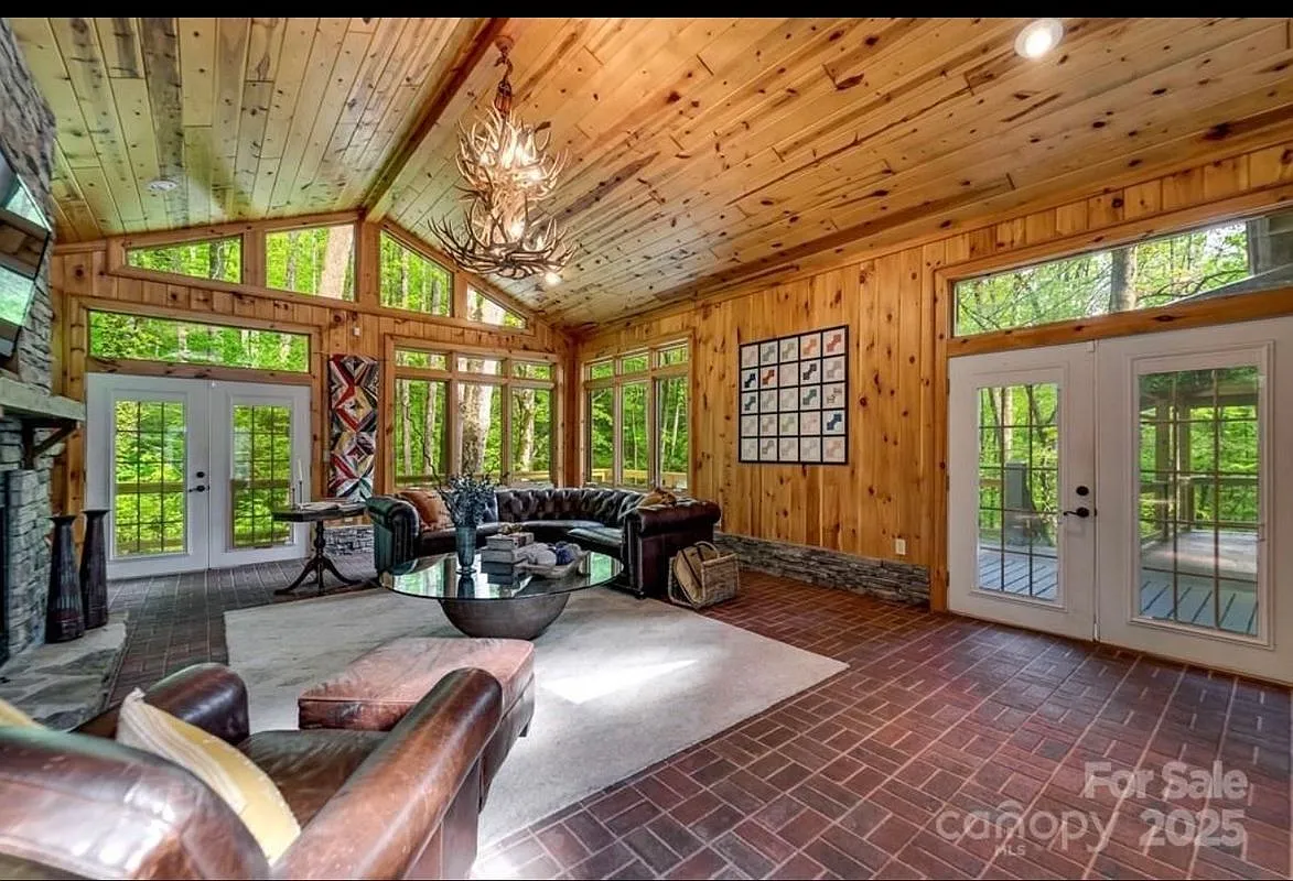 3 bed, 2.0 bath, 2366 sqft, $2,850 — Photo 3