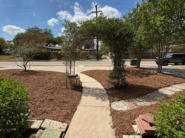 7706 Mertz Dr — Photo 2