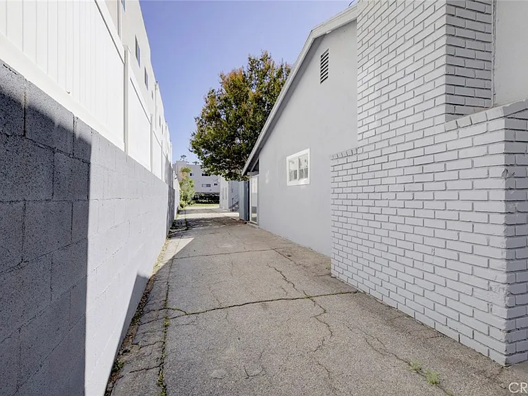 14916 Wyandotte St — Photo 22