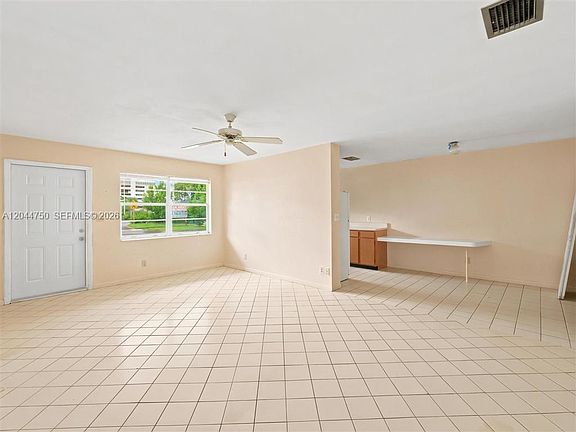 3rd image of 211 SE 10th St