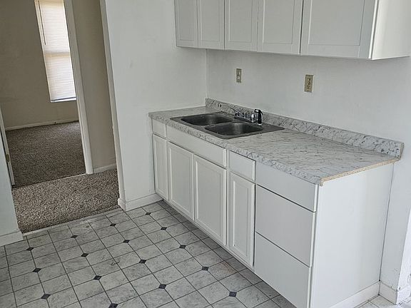 3rd image of 707 Washington St W APT A