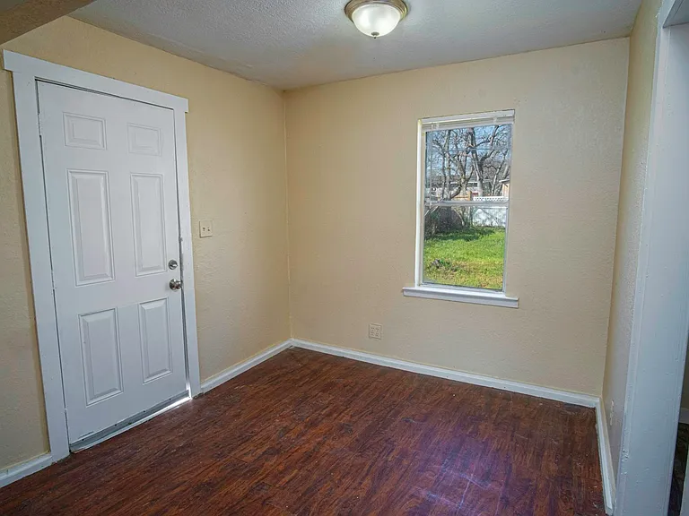 819 Larry St — Photo 9