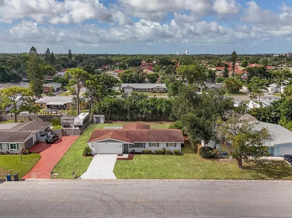 5605 9th Avenue Dr W, Bradenton, FL 34209