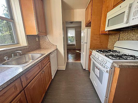 3rd image of 21-15 27th St #2