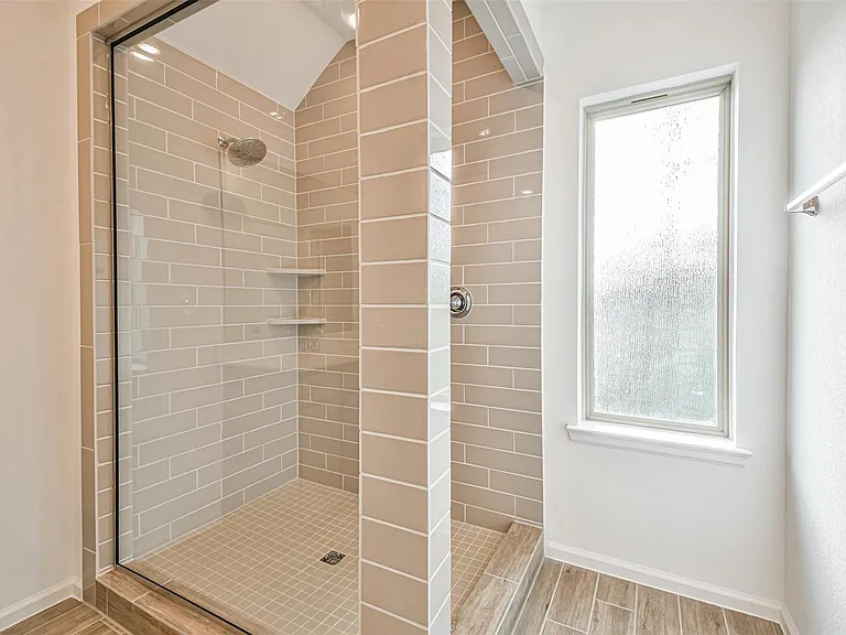 678 Royal Arch — Photo 26