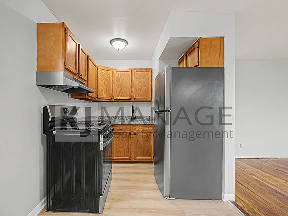 2nd image of 2050 Stieber St
