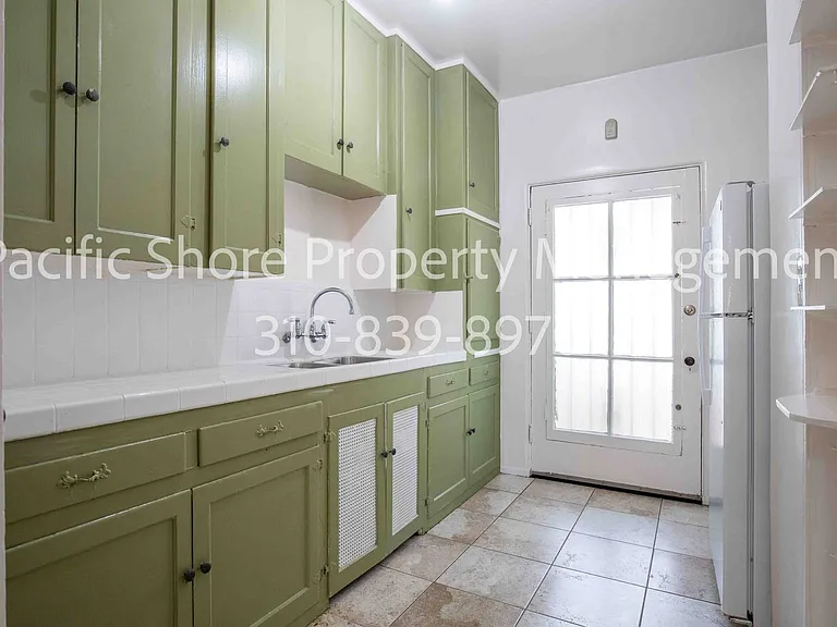559 Alexandria Apartments — Photo 8