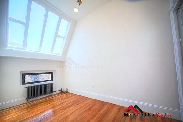 Rented by Metropolitan Realty | media 3
