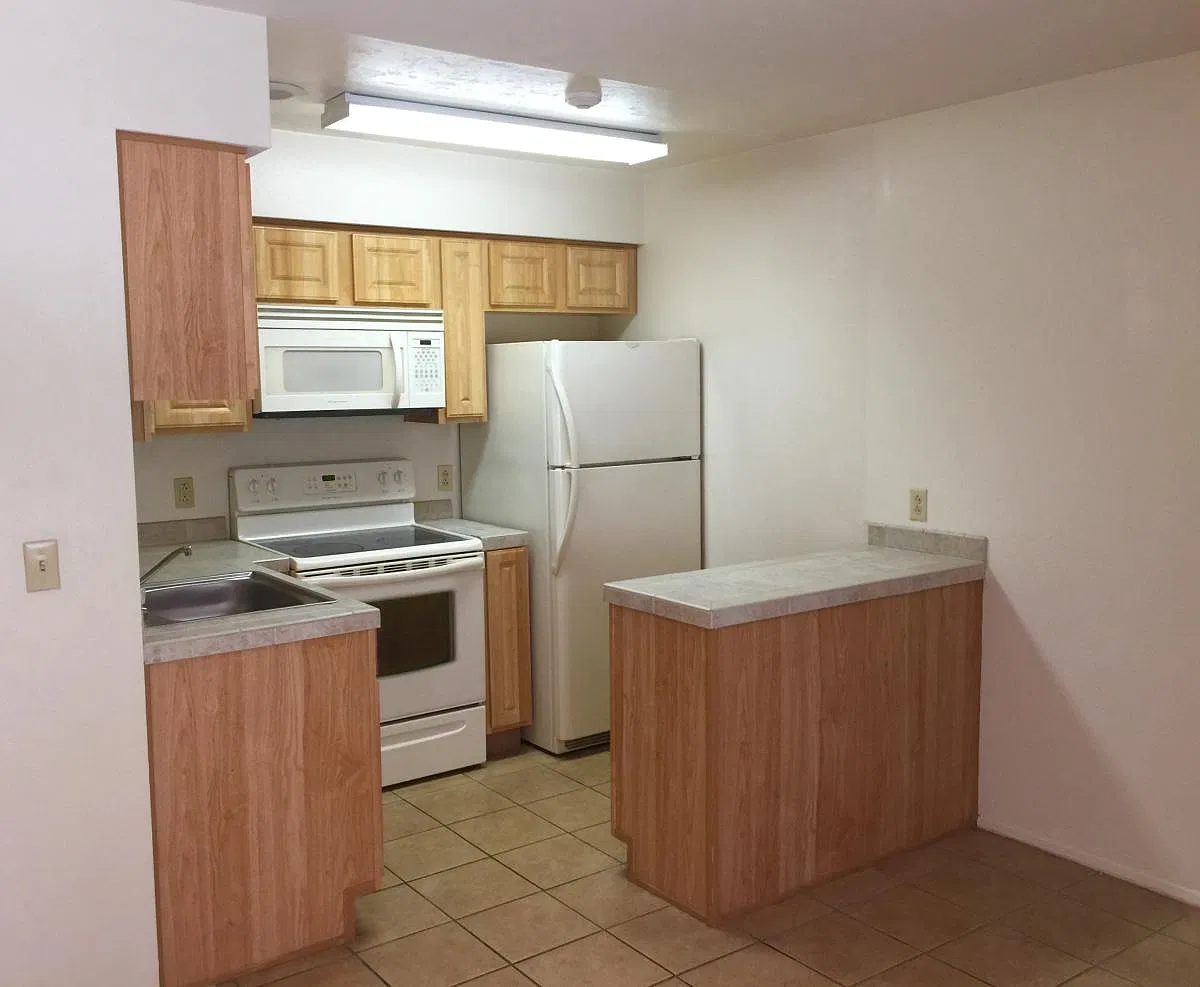1810 E Blacklidge Drive — Photo 3