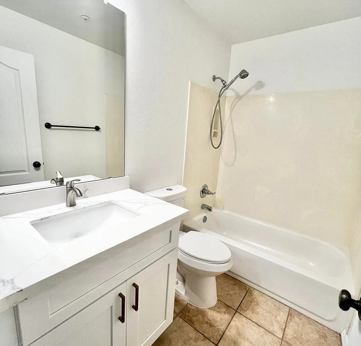 3 bed, 1206 sqft, $1,995 — Photo 2