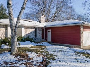 9 N Strathfield Cir, Madison, WI 53717
