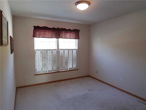 3rd image of 941 Willow Ln APT B