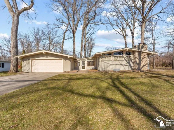 8436 Church Rd, Grosse Ile, MI 48138