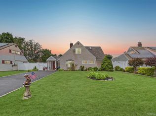9 Pewter Ln, Hicksville, NY 11801