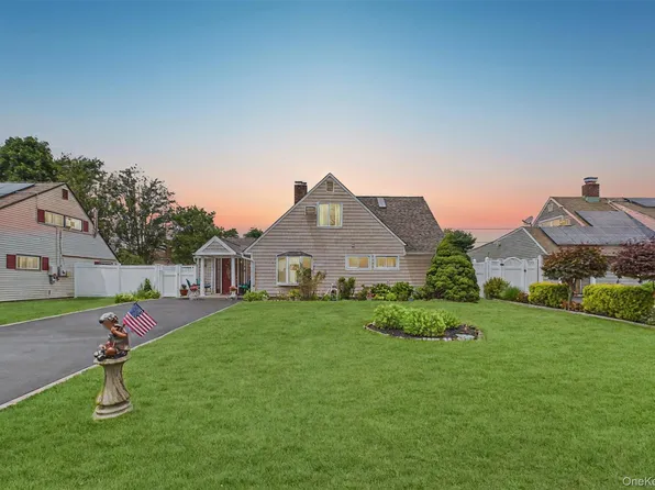 9 Pewter Lane, Hicksville, NY 11801