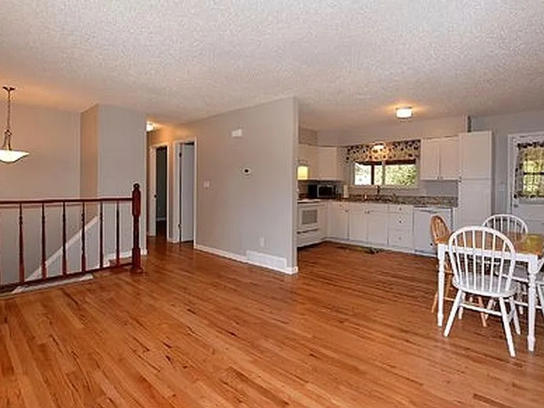 325 N Roosevelt Ave — Photo 6