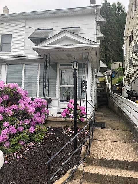 BLOOMING FRONT ENTRANCE AND WALKWAY TO KITCHEN AND PATIO ENTRANCES