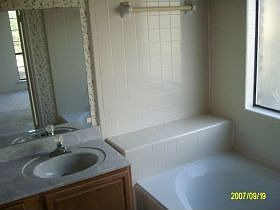 4th image of 401 Hogan Cir