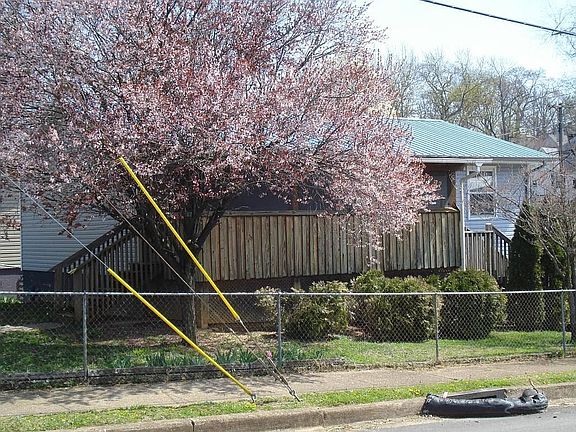 4th image of 302 E Oldham Ave
