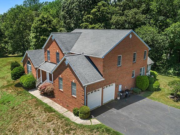 3rd image of 215 Hoile Ln