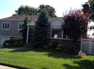 60 Prospect Pl, Farmingdale, NY 11735