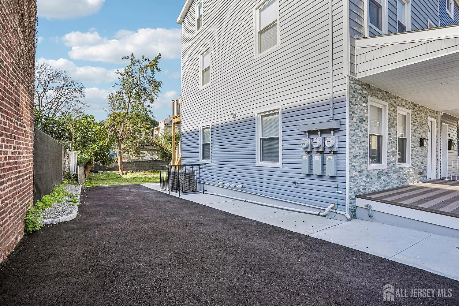 170 Seaman St — Photo 2
