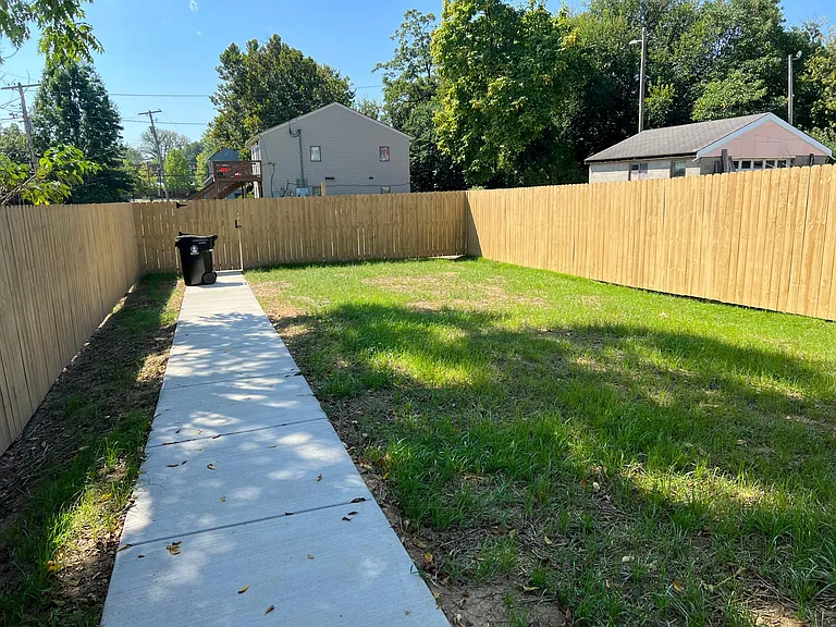 716 E Burnett Ave — Photo 12