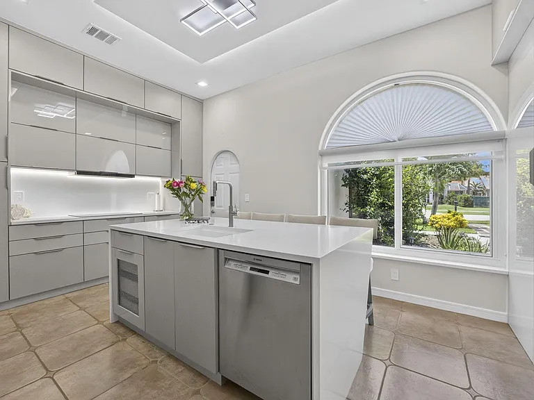 716 Lake Wellington Dr — Photo 1