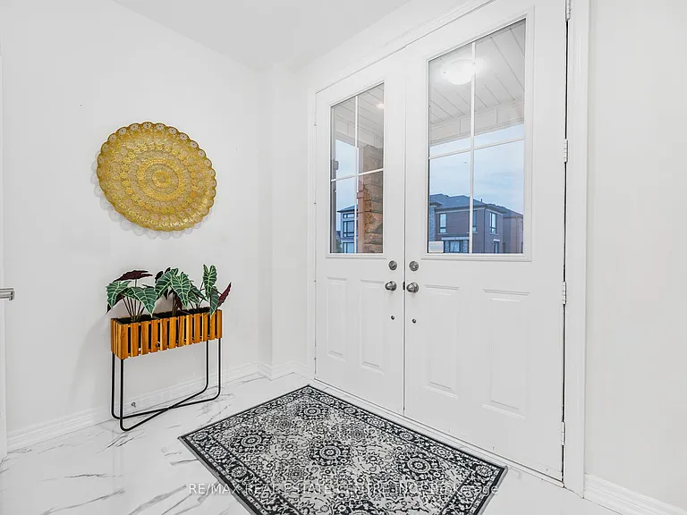 5 Forsyth Cres E — Photo 4