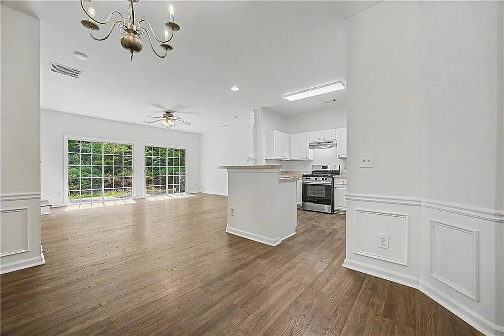 3 bed, 2.5 bath, 1644 sqft, $2,200 — Photo 2