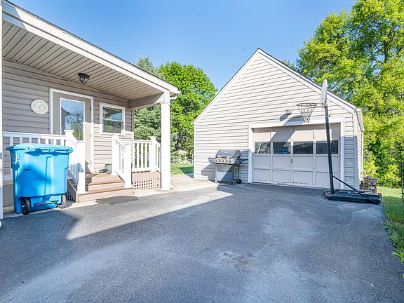 3rd image of 2947 Fleetwood Ave SW