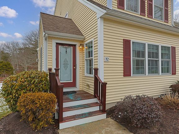 3rd image of 32 Carleton Street UNIT 32