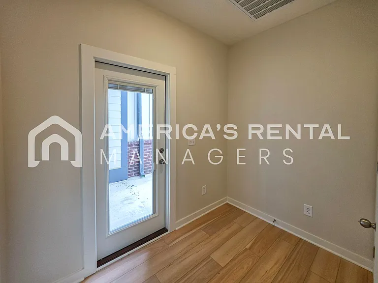 1017 Grand River Blvd W — Photo 25