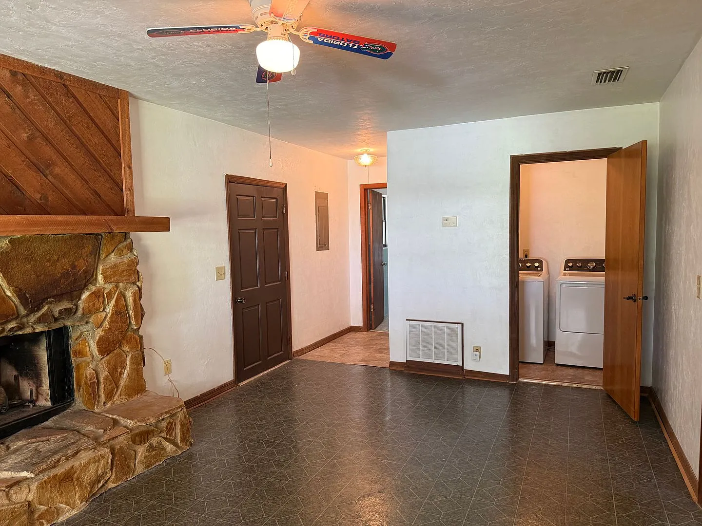 Spacious 3 Bedroom, 3 Bathroom Home with Screened Patio & Covered Carport in Alachua! — Photo 4