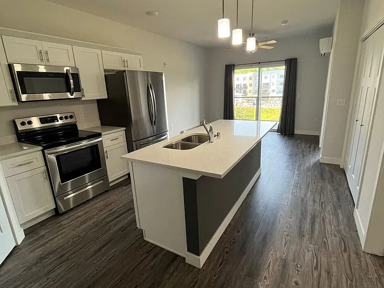 Cottage Grove Commons: Limestone — Photo 5