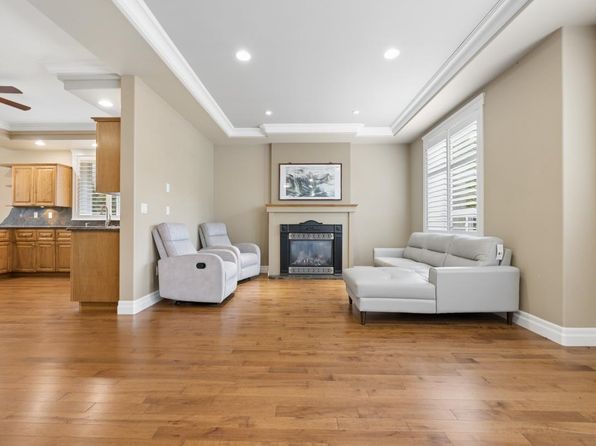 4 bedroom rental in Surrey — photo 2
