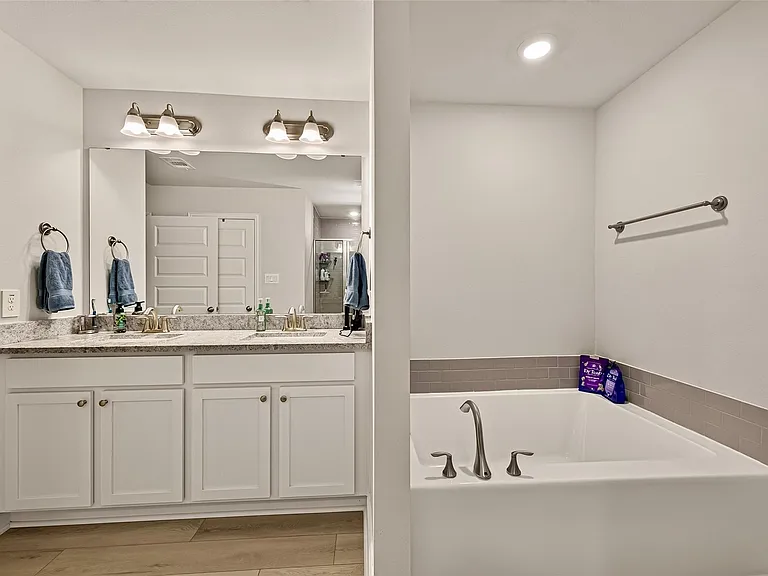 2605 Golden Palms Ln — Photo 32