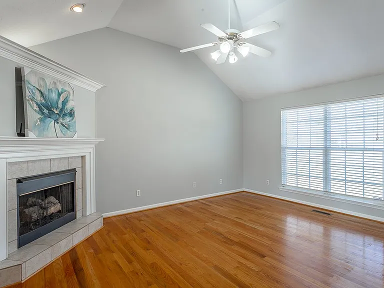 946 Fuller Glen Cir — Photo 2