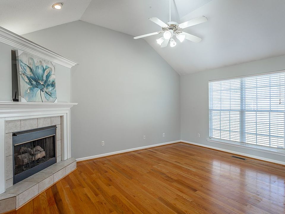 2nd image of 946 Fuller Glen Cir