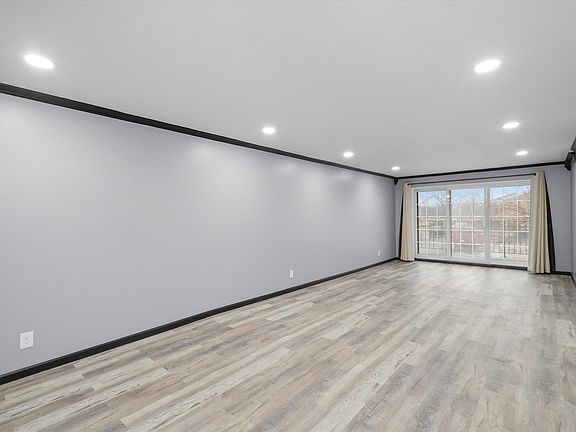 4th image of 1110 N Farnsworth Ave APT 105