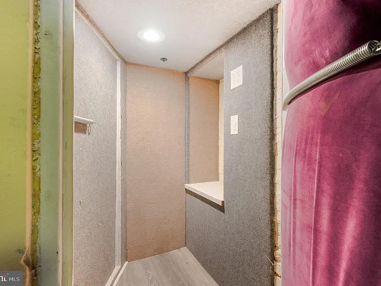 1123 W Lombard St — Photo 40