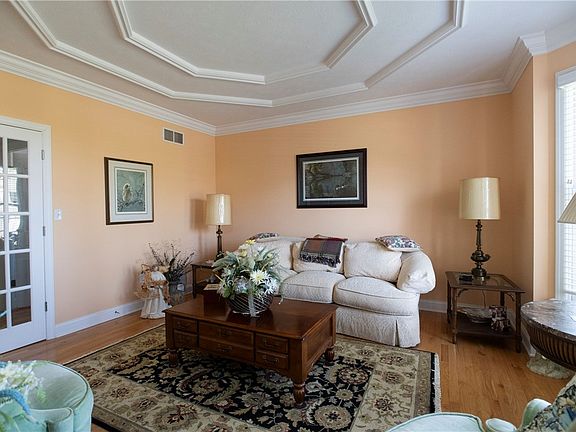 2nd image of 104 Walden Pond Ln