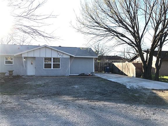 3rd image of 207 Redbud Trl