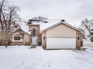8935 Huron Bluffs Dr, White Lake, MI