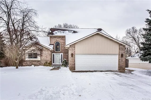 8935 Huron Bluffs Dr photo 1