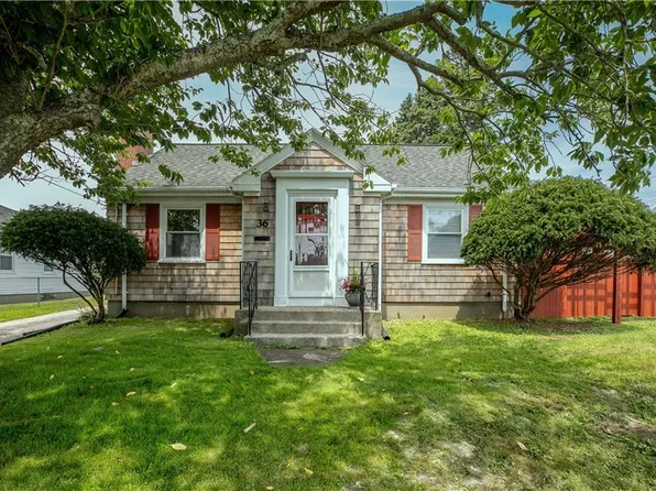 36 Miantonomi Ave, Middletown, RI 02842